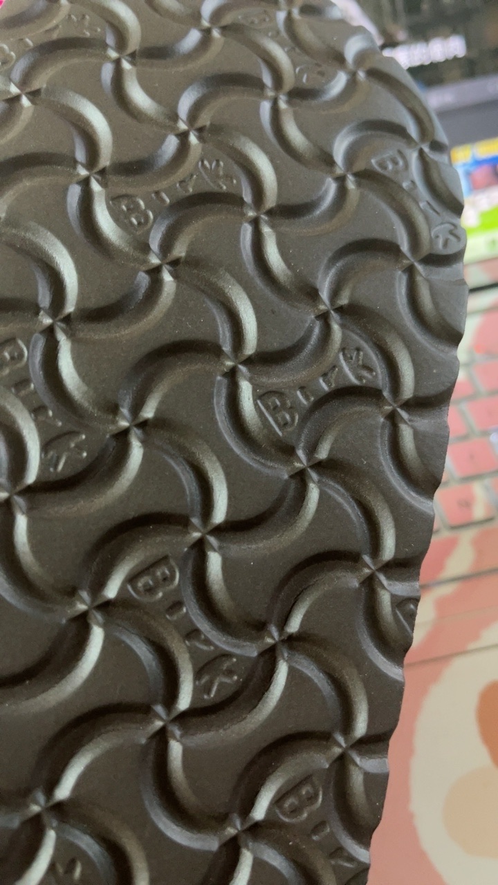 The material is genuine cowhide, one layer thicker, the real thing looks better, the leather pad is a real cork bottom, comfortable to wear