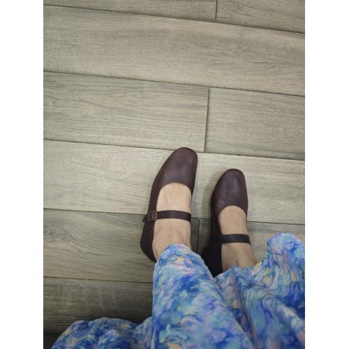 Goes well with my flowy dresses, skims my feet nicely