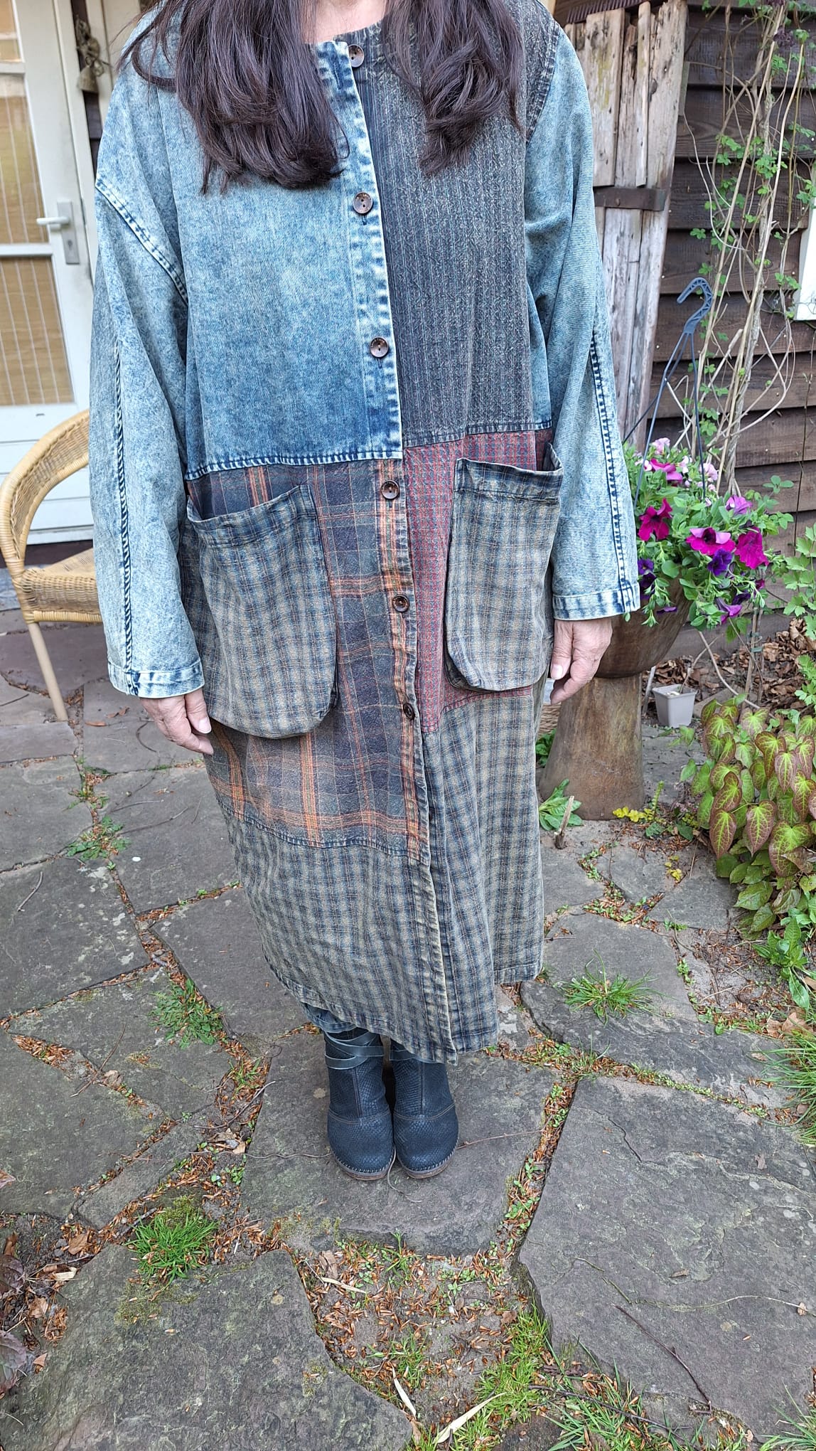 This coat is fantastic: I get a lot of compliments on it. It’s not very thick, so it’s really more of a summer coat. The fabric is beautiful, exactly as I expected and just like it looks in the pictures