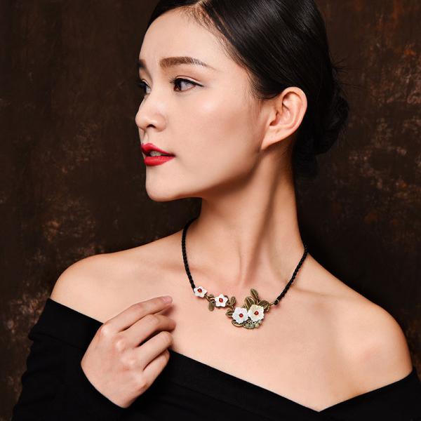 Retro Style Shell Flowers Clavicle Chain Necklace in White - Morimiss.com