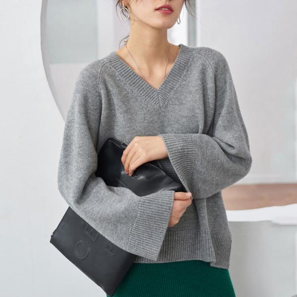 Loose-Fitting Woolen Sweater Soft V-Neck Streetwear