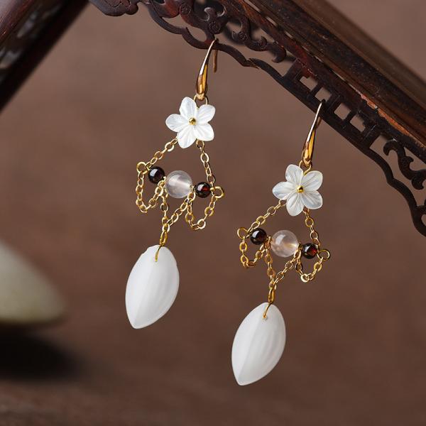 White Flowers Elegant Earrings Retro Designer Jewelry