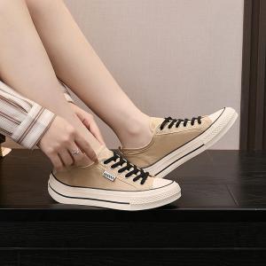 Leisure Chic Low -Top Canvas Sneakers